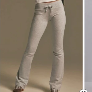 Nelly cozy chill pants - Snygga och bekväma grå mjukisbyxor med snörning i midjan. Perfekta för en avslappnad stil. Byxorna har en tight passform och är tillverkade i mjukt material.