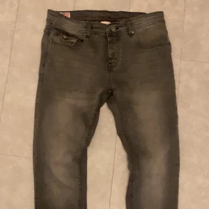 Jeans True Religion Men - Använda 2 ggr, jeans från True Religion med klassisk femficksdesign och knappar på bakfickorna. Står storlek 32 men passar mycket bra på 30 till 32. För mer frågor eller bilder hör av, svarar snabbt!