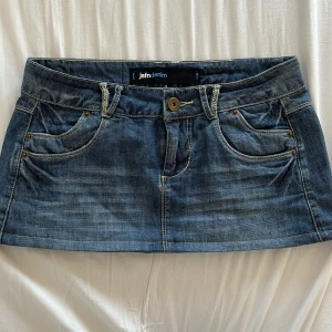 Jeanskjol från jsfndenim - Snygg jeanskjol från jsfndenim, väldigt bra skick. Uppsydd själv.💕
