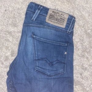 Replay anbass - Tvär feta o stilrena replay i den populära modellen anbass. Storlek 30/32. Pris kan diskuteras vid snabb affär