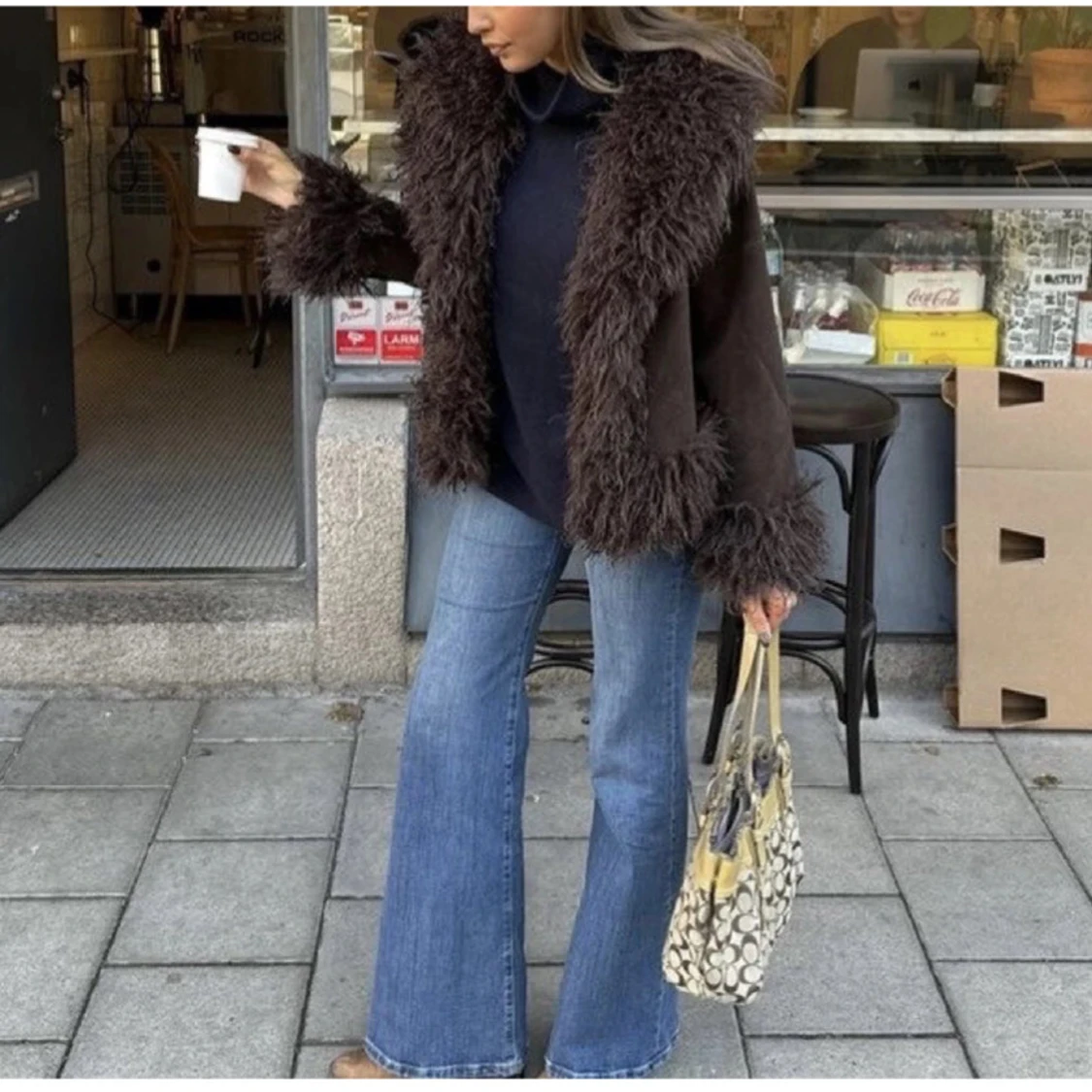 Brun jacka med pälsdetaljer