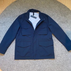Field jacket - Riktigt fet Field jacket från j Lindberg som är lite tunnare. Den passar perfekt till våren och sommaren. Jackan är helt ny. Priset är ej hugget i sten 🙌. Skriv gärna vid funderingar 👍
