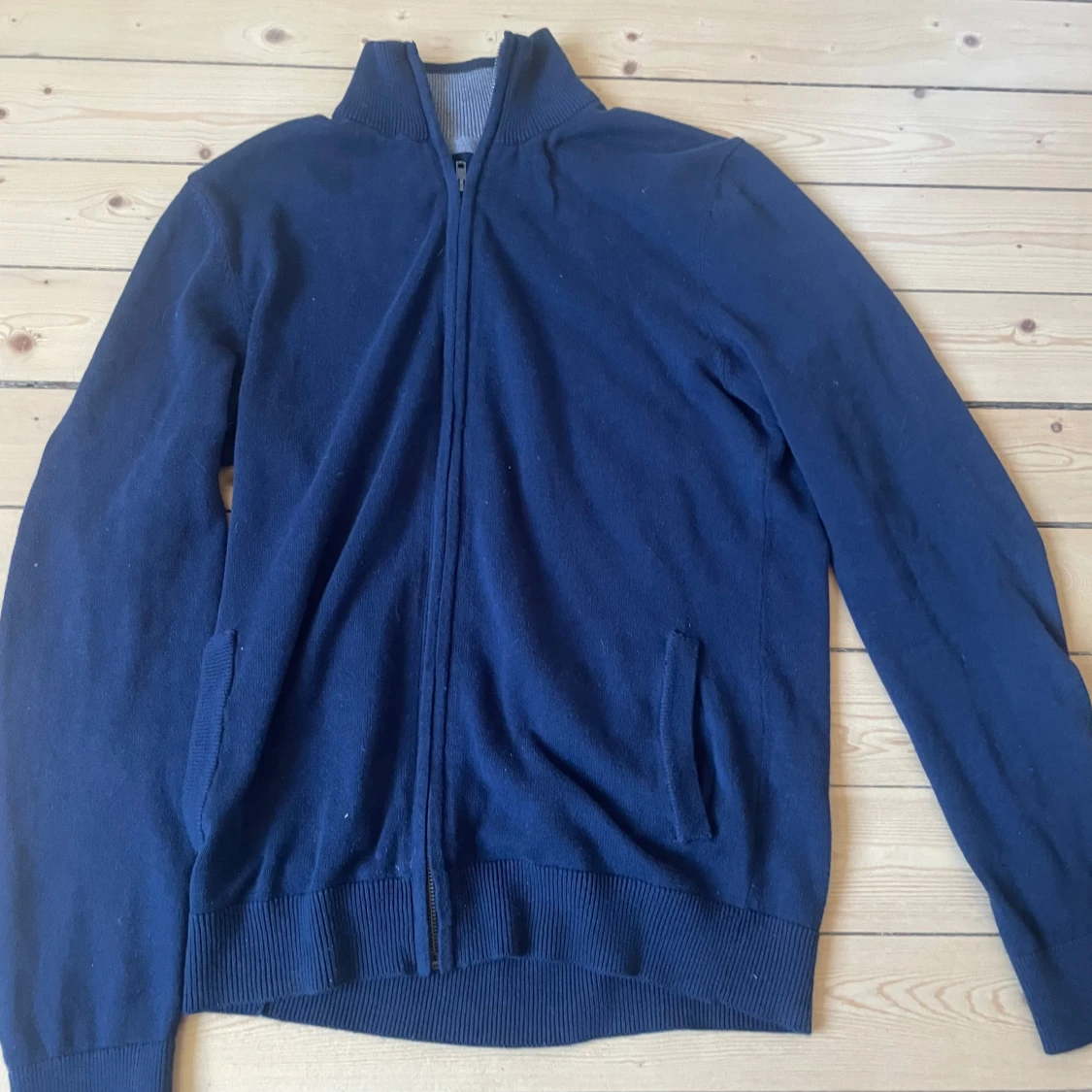 Mörkblå tröja med dragkedja