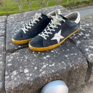 Golden goose - Säljer dessa snygga Golden goose skor i mörk blå mocka, dessa passar verkligen perfekt nu till sommaren! Priset är förhandlingsbart.     Nypris 5000-6000