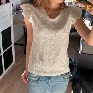 Vit blus med spetsdetaljer - Supersöt vit sommar blus💕 Storlek 12 Y men ungefär som 152 eller xxs💕Pris kan diskuteras!