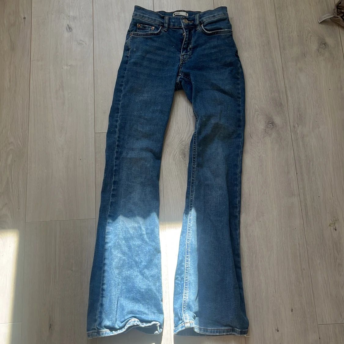 Blå bootcut jeans