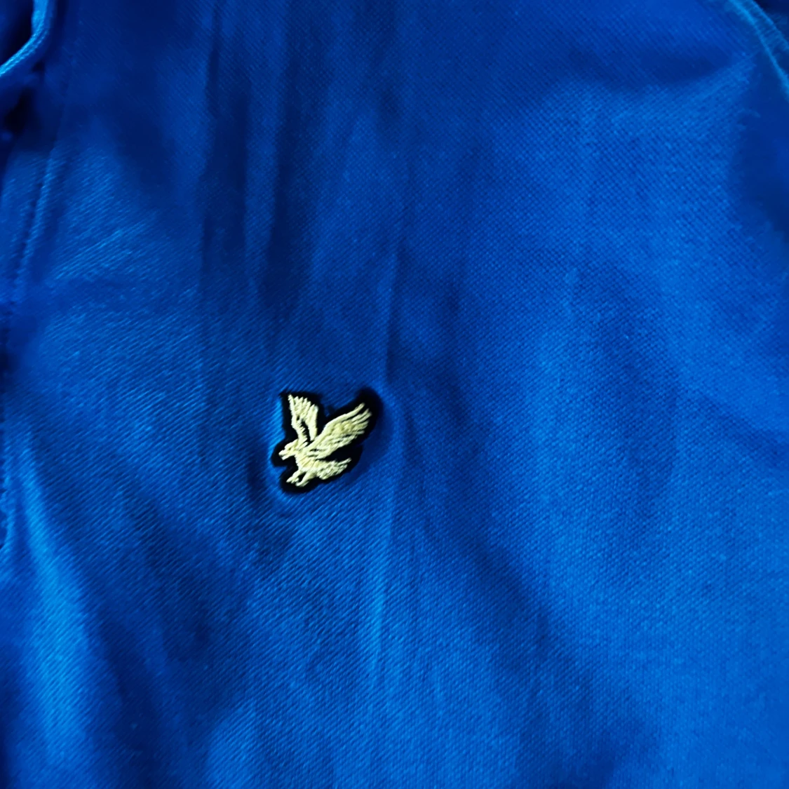 Blå pikétröja med broderad logga - 2