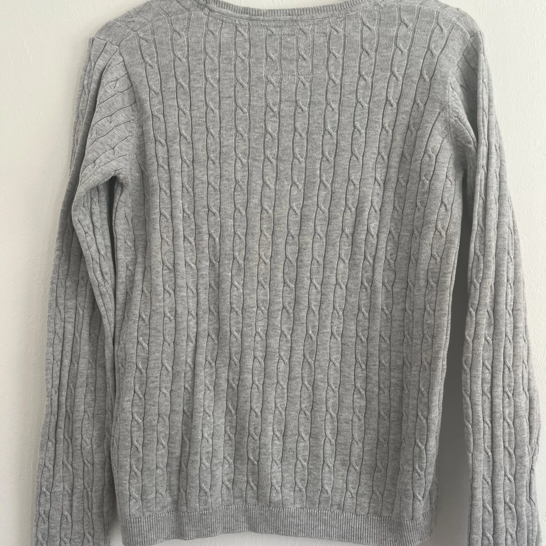 Grå kabelstickad tröja - 2