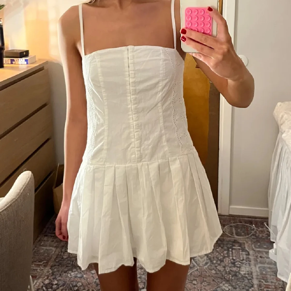 Vit kortklänning med smala axelband