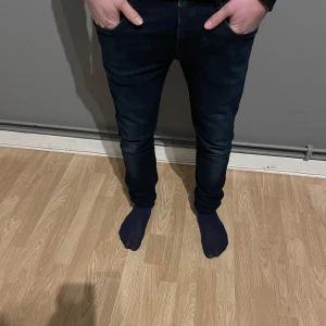 Mörkblå jeans - Säljer nu dom här feta Replay Anbas jeansen med en tight passform i storlek L32 W28. De har en klassisk design med fem fickor och dragkedja. Perfekta för en stilren look. Pristet går att diskuteras vid snabb affär tveka inte att höra av er vid funderingar🥂🔥