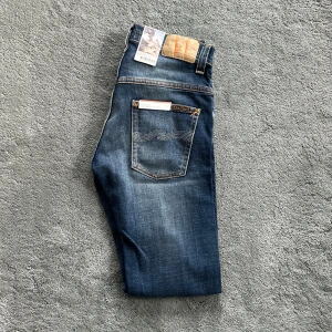 Helt nya Nudie jeans  - Nudie jeans | Skick 10/10 | Size - 29/28 | Fraktar via postNord eller instabox på köparens bekostnad | Hör av dig vid minsta frågor eller funderingar // LuxeCloset
