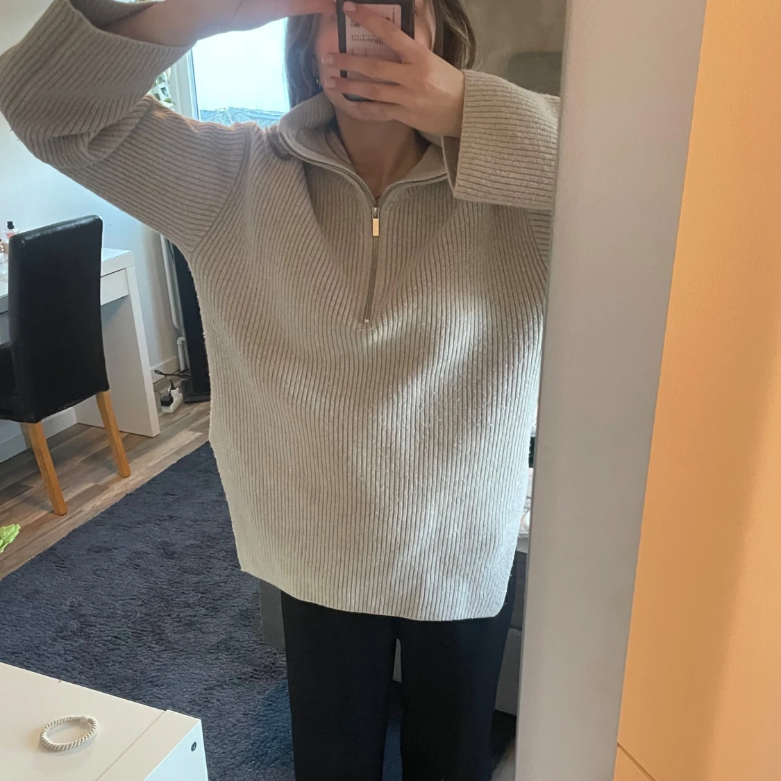 Beige ribbad tröja med dragkedja