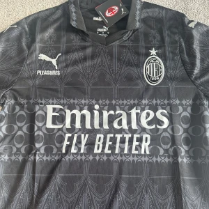 AC Milan tröja - Säljer denna feta AC Milan tröja till ett dunderpris! Tröjan är helt ny, skick 10/10. Skriv vid frågor😄