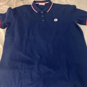 Moncler Pike - Säljer Monclare piké för endast 1000kr. Kvalite helt ny, storlek M