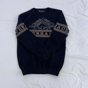Stickad Versace tröja  - En stilren Versace tröja! Skick 9/10 Storlek M men sitter som en XS nypris 2400 mitt pris 1500 då denna inte säljs längre och är väldigt unik och svår att få tag på så är det ett väldigt bra pris! Perfekt för alla väder!