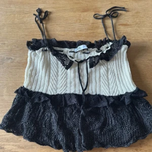 Beige och svart topp från Zara - Superfin topp från Zara i super bra skick som inte säljs längre på hemsidan. Storlek S men passar även xs