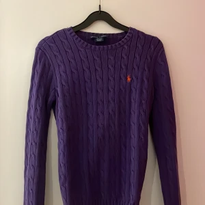 Lila Ralph Lauren tröja M  - Knappt använd vintage Ralph lauren. Säljer för att den bara inte är min stil längre💕