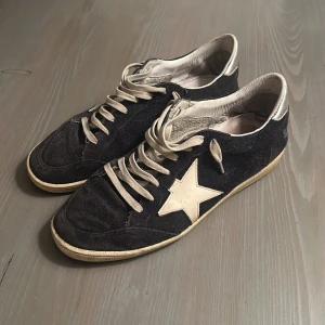 Golden Goose Ballstar - Golden Goose Ballstar i en riktigt clean blå färg. Skicket är ganska bra. Lite slitage på mockan o sulan men inga fel på sömmar eller annat. Annars är dem i ett bra skick. Saknar tyvärr låda. Pris kan diskuteras***