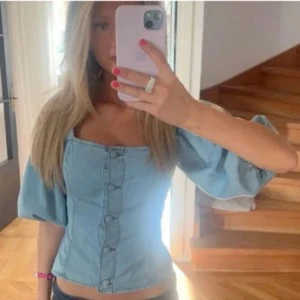 Jeansblus med puffärmar - Snygg jeansblus med puffiga ärmar🔥Lånad bild skriv för fler❤️