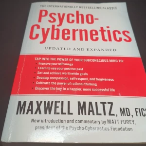 Psycho-Cybernetics - Säljer boken 'Psycho-Cybernetics' av Maxwell Maltz, en uppdaterad och utökad utgåva. Denna internationellt bästsäljande klassiker utforskar hur man kan använda sitt undermedvetna för att förbättra självbilden och uppnå mål. Perfekt för den som vill utveckla självrespekt och rationellt tänkande.