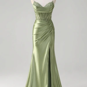 Oanvänd balklänning - Oanvänd elegant grön långklänning i satin liknande material med vackra spetsdetaljer och smala axelband. Klänningen har en smickrande drapering och en slits framtill för extra stil. Perfekt för speciella tillfällen. Storleken är 34/36