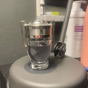 Invictus edt - Tja! Säljer en 50ml nästan full flaska invictus edt. Det är en fräsch doft som är perfekt till sommaren. 