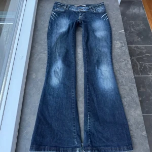 Så coola jeans - As snygga jeans köpta här på plick, ingen bild med dem på då dem inte passade mig. Midjemåttet är 40cm tvärsöver , grenhöjden är 19cm och innerbenslängden är 83cm💓 inga defekter utöver slitningar längst ner som man ser på sista bilden.