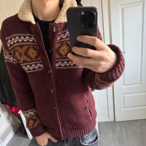 stickad cardigan från tokyo laundry - mysig röd kofta perfekt till kyligare vår dagar, toppen skick. inga fel sitter svin bra modellen är isch 184cm , storlek M men passar de flesta kropparna utmärkt. skriv privat för flera funderingar!