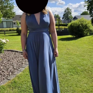 Blå långklänning från Goddiva London - Säljer en blå långklänning som är köpt på bubbleroom. Den är i storlek M. Super fin och endast använd en gång. Har en liten slitning längst ner på kantsten men inget som syns. Kanten är rå så man kan klippa den till rätt längd.  Är öppen för bud😁