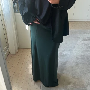 Grön långkjol - Aldrig använt!!!! Snygg grön långkjol med en elegant och stilren design. Kjolen har en normal passform och är perfekt för både vardag och festligare tillfällen. Den är low waist!!!