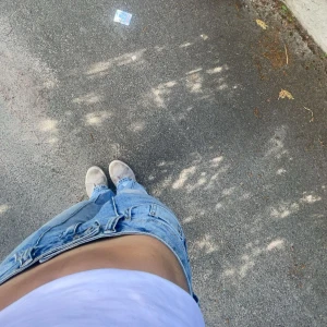 Ljusblå jeansbyxor 'Paris' - Snygga ljusblå jeansbyxor med en unik dubbelknäppning i midjan.💓Dom är jätte lågmidjade och bootcut💗skriv om ni vill ha bättre bild!