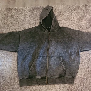 Washed zip up - Mörkgrå färg, oversized och avslappnad i passformen