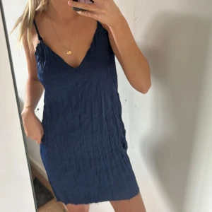 Blå klänning - Från zara i storlek S, aldrig använd men har klippt av den från en långklänning 