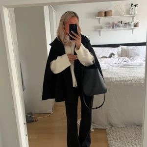 Svart cape/poncho - Snygg svart poncho/cape