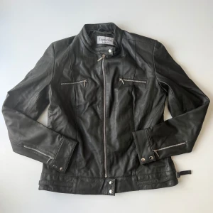 Skinnjacka - Mörkgrön-svart jacka från Cappuccini by Desam i äkta läder 