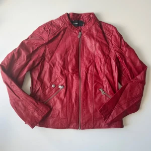 Skinnjacka - Röd skinnjacka i skinnimitation från Vero Moda. Storlek L, passar mer en M