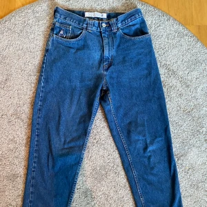 Mörkblå 92 denim jeans från polar skate co. - Snygga blå jeansbyxor från polar skate co. Byxorna har en broderad detalj på fickan och en etikett med texten 'Inspire others to inspire themselves'. Perfekt för en avslappnad stil. Inte använda mycket och inga tecken på defekter, Storleken är 28/30 och passar ungefär xs - s, Bara att höra av sig vid funderingar😀