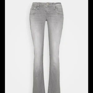 Grå bootcut jeans - Snygga grå bootcut jeans med en klassisk femficksdesign. Säljer då dom är förstora men inga defekter💗 