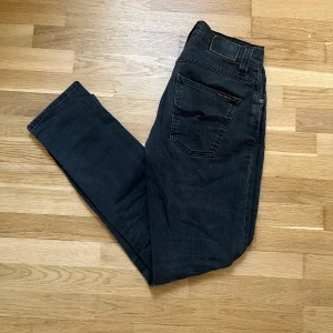 Nudie jeans Grim Tim - Nudie jeans Grim Tim i färgen Misty Ridge. Storlek W30 L32. Jeansen är i ett bra skick. Tveka inte på att höra aj dig ifall du har någon fråga eller fundering!