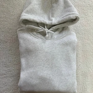 Hoodie - Säljer en grå hoodie i storlek XS. 