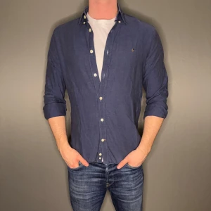 Morris skjorta - Hej säljer nu min fina Ralph Lauren skjorta i storlek S. Den är i nyskick och kommer vara otroligt snygg nu i vår och framåt sommaren. Nypris cirka 1600kr! Vi kommer att sälja liknande produkter nu i vår och närmare sommar så glöm inte följa profilen!🌊🍾