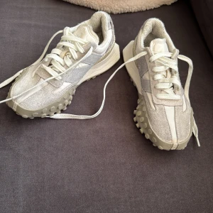 Newbalance sneakers - Snygga Newbalance sneakers med snörning och en unik sula med mönstrade detaljer. Använts ett par gånger men i bra skick. 