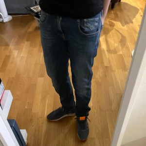 Replay anbass  - Säljer dessa feta replay ambass. Det är storlek w30 L32. De är i bra skick och har inga defekter. Hör av er av vid intresse eller eventuella frågor!