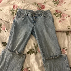 Ljusblå jeans från Perfect Jeans - Säljer ett par ljusblå jeans från Perfect Jeans. De har en klassisk femficksdesign och en knappgylf. Jeansen har en avslappnad passform med slitna detaljer vid knäna för en trendig look.