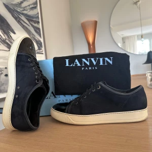 Lanvin - Ett par riktigt feta Lanvins i storleken 43. Marinblå färg. Box och dustbag ingår. Det är bara att skriva vid funderingar. Skick: 9/10. Nypris: 5200kr.