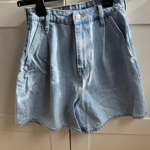 Ljusblå jeansshorts  - Säljer ett par jättefina ljusblå jeansshorts från Denim. De är vida och har en hög midja. Är i mycket bra skick!! Säljer pga de blev för små i midjan för mig. 