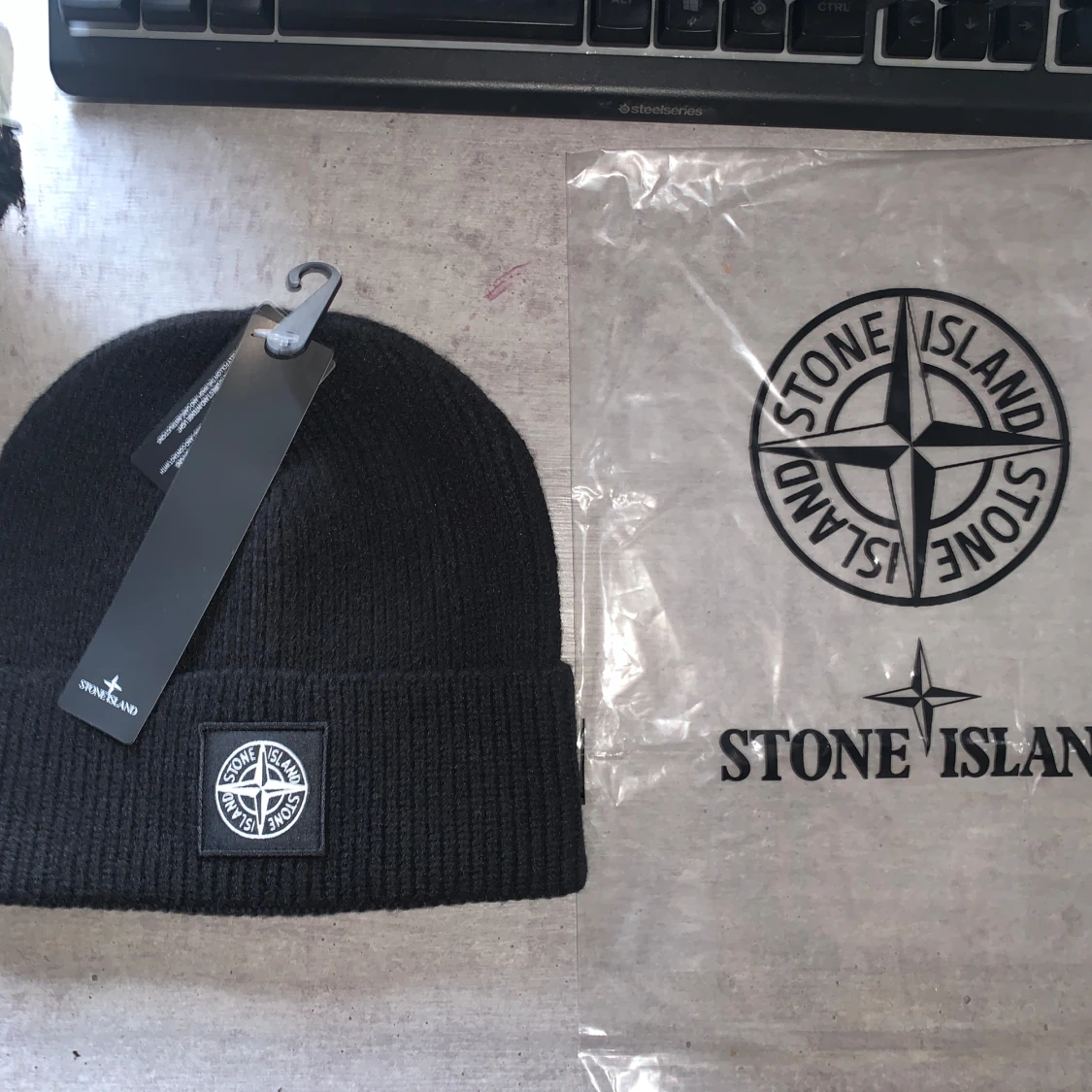 Svart stickad mössa från Stone Island