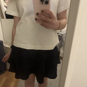 Volang kjol  - Volang kjol från Vero Moda i storlek S! Skulle säga att kjol är stor i storleken så passar definitivt M.  Går att använda som en topp också. 