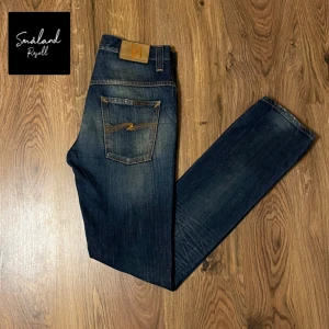 Nudie Jeans - Nudie Jeans av modellen Thinn Finn i färgen blå👖Perfekta nu till våren!🏡 | Storlek: W30 L34 | Skick: 7/10⭐️ | Pris: 359 kr (inte hugget i sten) | Tveka inte på att höra av er ang frågor, funderingar, bilder mm☺️