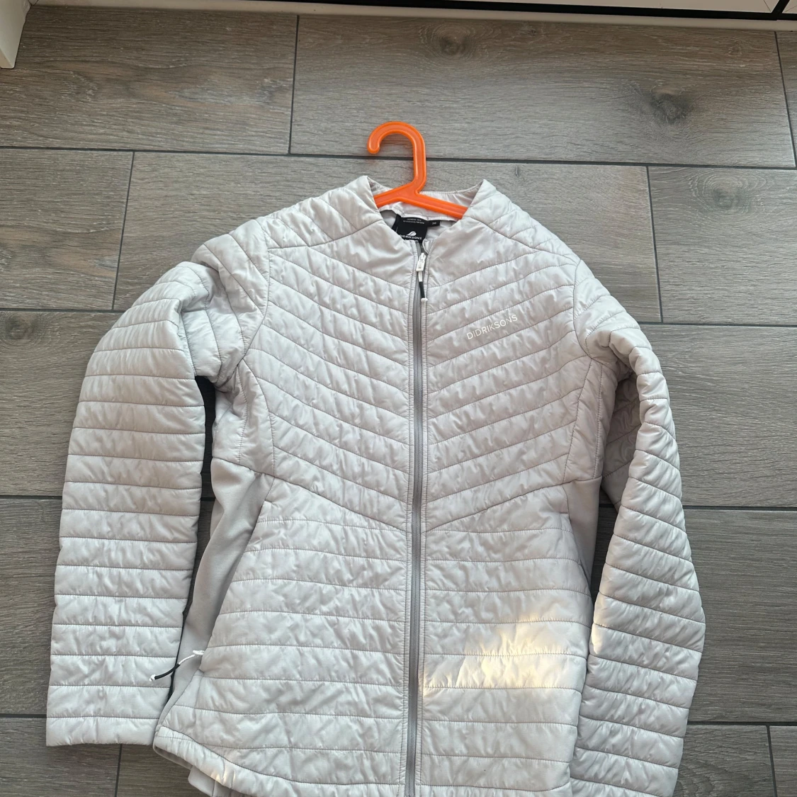 Vit quiltad jacka med dragkedja - 1